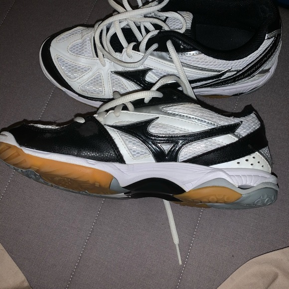 mizuno wave hurricane 2 grey